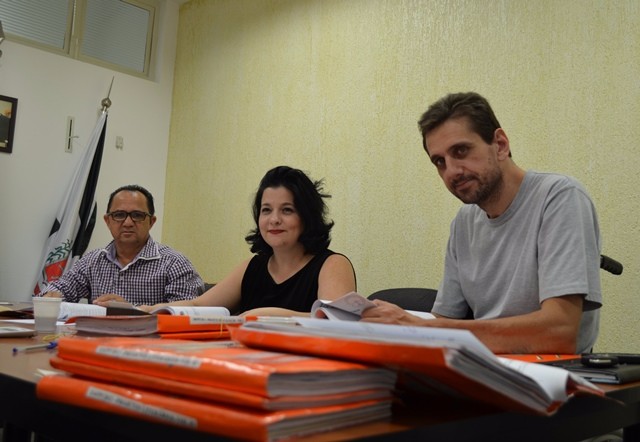 201755_Os membros da CEI da Educação, Tiãozinho, Carol e Barilon, examinaram processos nesta quinta-feira (1)